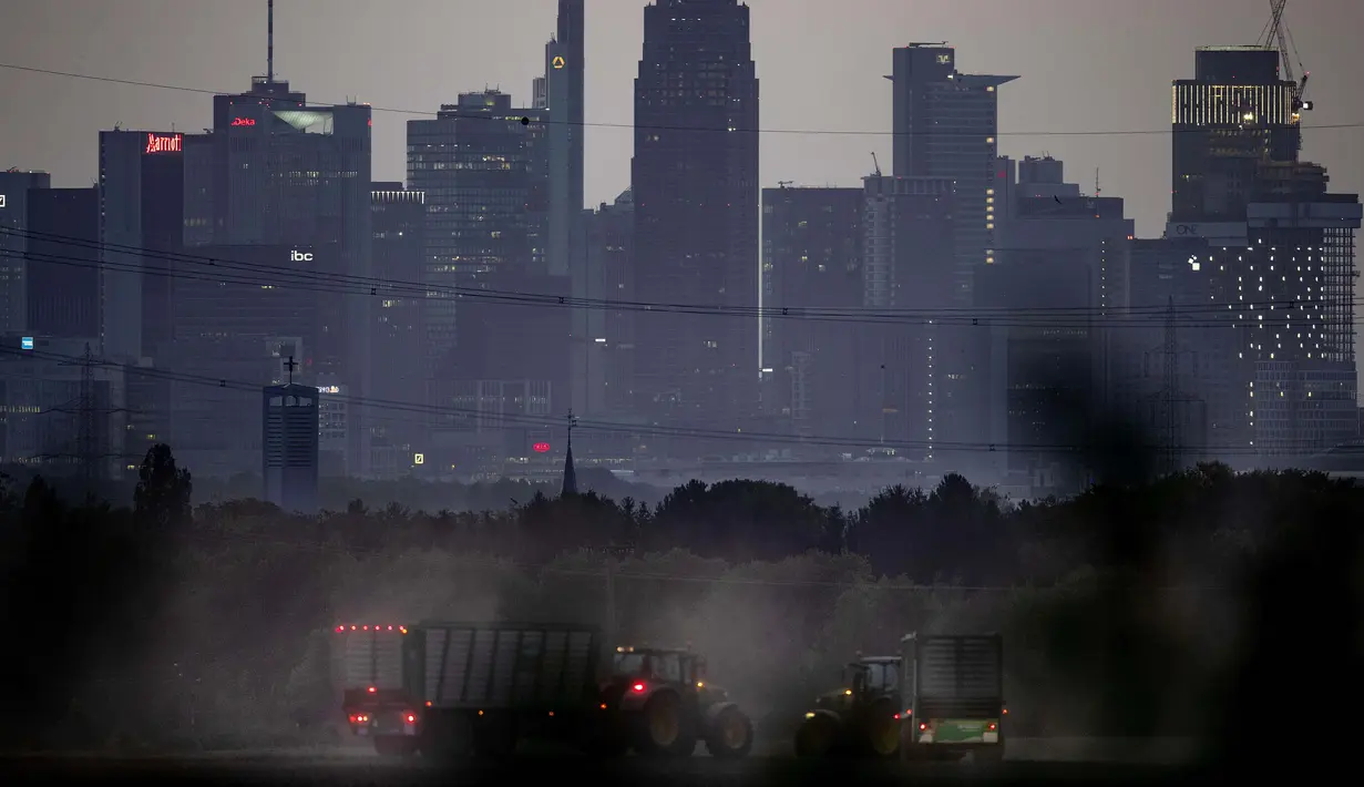 Traktor berkendara di lahan seluas satu hektar dengan gedung-gedung kawasan perbankan di Frankfurt, Jerman, Kamis (17/9/2020). (AP Photo / Michael Probst)