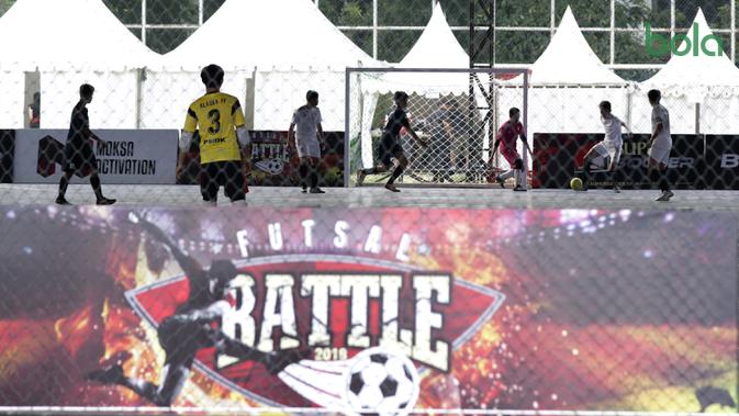 Suasana pertandingan Super Soccer Futsal Battle di Lapangan Blok S, Jakarta, Sabtu (15/9/2018). Sebanyak 32 tim yang berlaga di ajang ini merupakan tim yang lolos dari babak eliminasi di 10 tempat yang berbeda. (Bola.com/M Iqbal Ichsan)
