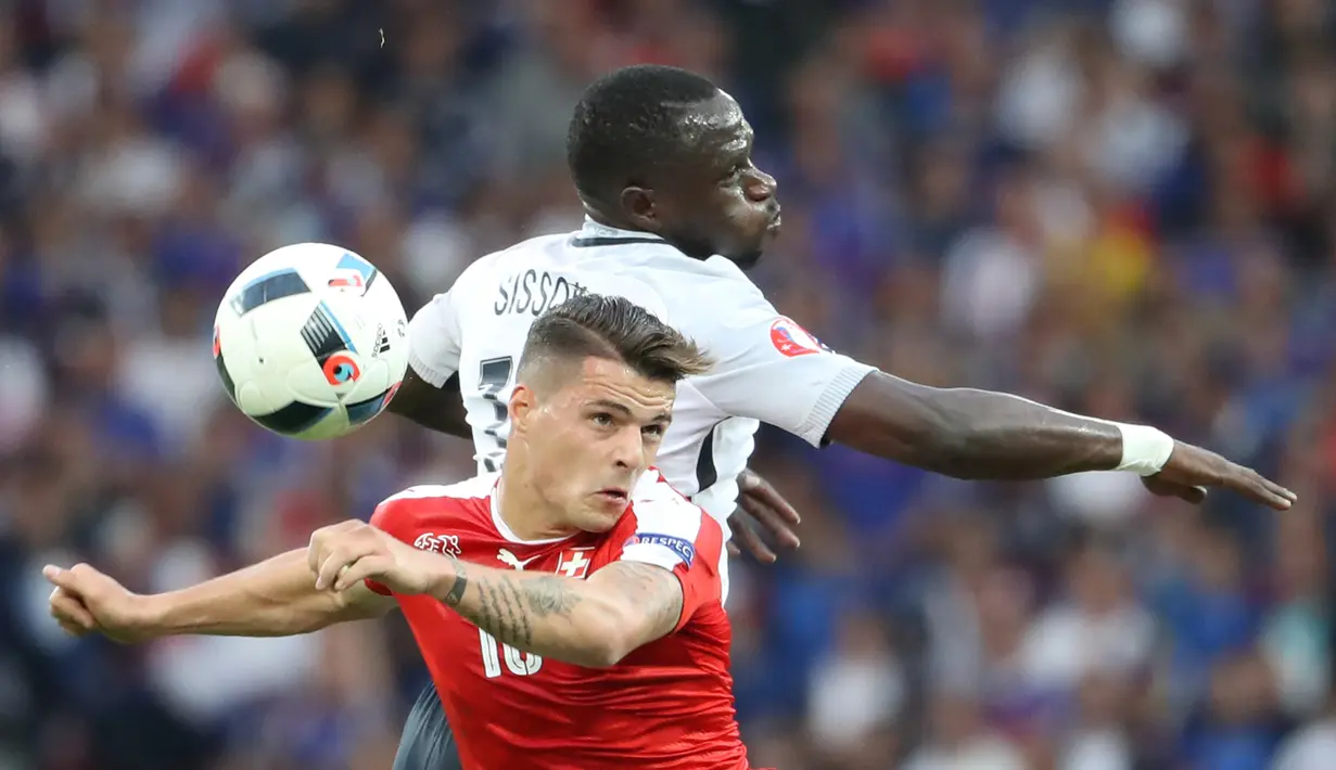 Sama seperti saudaranya, Granit Xhaka lahir dari orang tua Albania Kosovo di Basel, Swiss. Gelandang ini bisa mewakili Albania seperti Taulant, tetapi memilih memperkuat Timnas Swiss. (AFP/Kenzo Tribouillard)