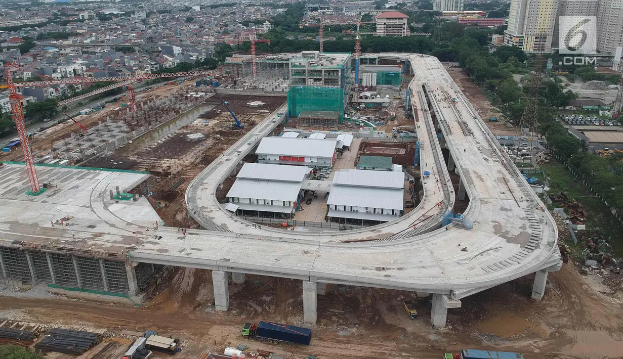 Suasana proyek pembangunan Depo Light Rail Transit (LRT) di kawasan Kelapa Gading, Jakarta Utara, Kamis (25/1). Progres pembangunan proyek LRT Jakarta secara keseluruhan telah mencapai 56,94 persen pada Januari 2018. (Liputan6.com/Arya Manggala)