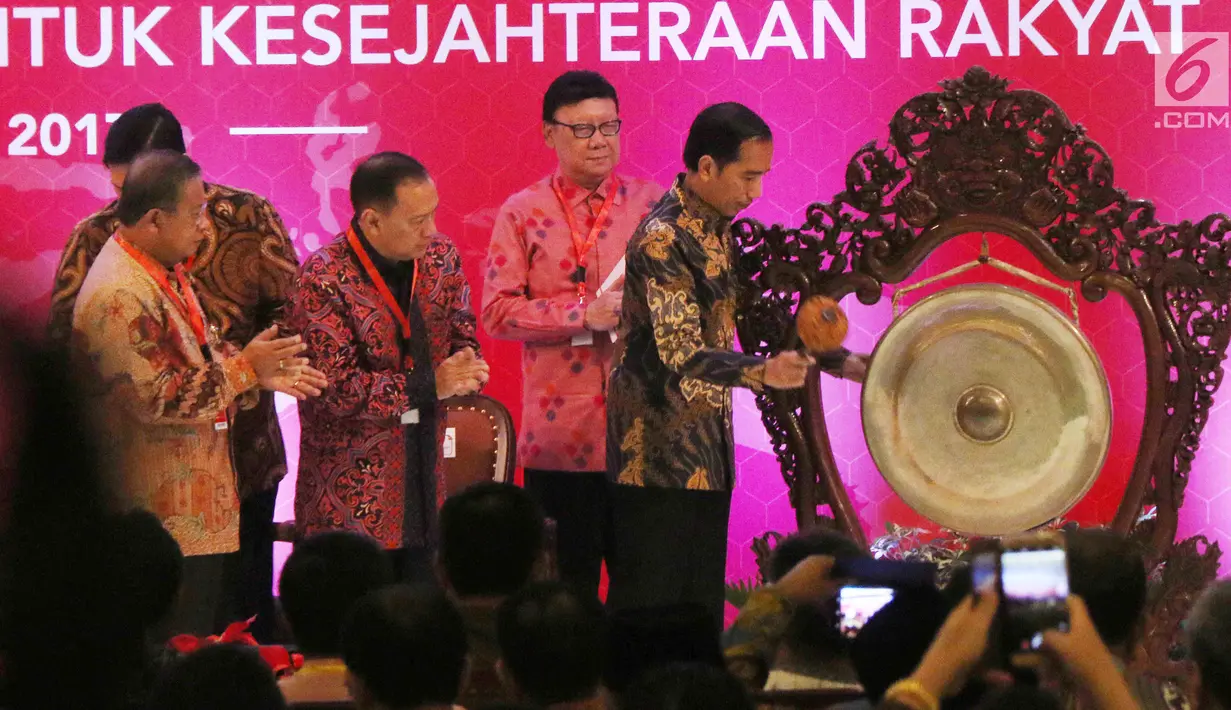 Presiden Joko Widodo memukul gong saat membuka Rapat Koordinasi Nasional Pengendalian Inflasi Tahun 2017 yang dihadiri 14 menteri kabinet, Gubernur, Walikota, dan Bupati se-Indonesia di Hotel Sahid, Jakarta, Kamis (27/7). (Liputan6.com/Angga Yuniar)