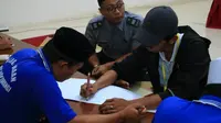 Kegiatan Bulan Ramadan, Warga Binaan Lapas Banyuwangi Belajar Seni Kaligrafi