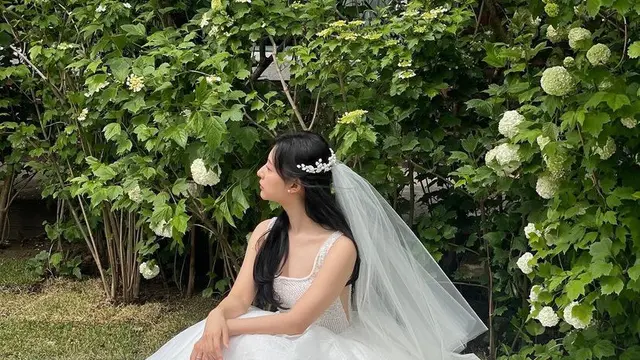 Pesona Kim Ji Won Kenakan Gaun Pengantin Putih.
