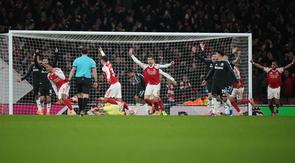 Pemain Arsenal, Gabriel Magalhaes (ketiga dari kiri), merayakan gol pada laga Premier League/Liga Inggris antara Arsenal vs Aston Villa di London, Selasa, 30 Desember 2025. (AP Photo/Alastair Grant)