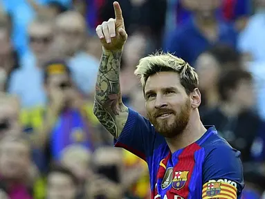 Penyerang Barcelona, Lionel Messi, merayakan gol yng dicetaknya ke gawang Deportivo pada laga La Liga di Stadion Nou Camp, Barcelona, Sabtu (15/10/2016). Barcelona menang 4-0 atas Deportivo. (AFP/Lluis Gene) 