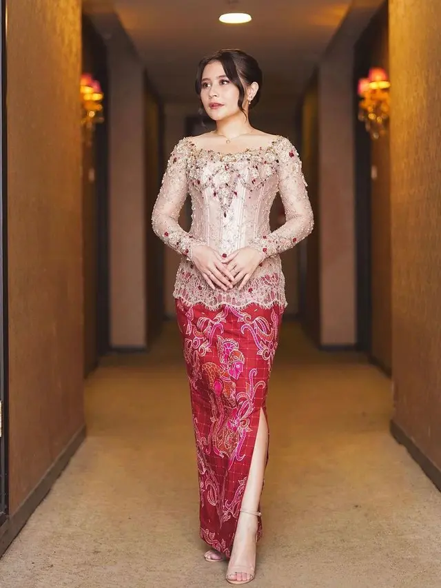 10 Ide Style Elegan Pakai Kebaya dan Rok Lilit ala Artis, Shenina Cinnamon-Prilly Latuconsina