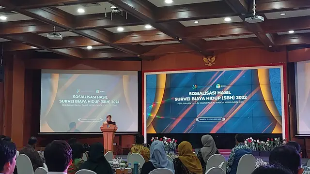 Plt Kepala BPS Amalia Adininggar Widyasanti dalam Sosialisasi Survei Biaya Hidup (SBH), di Kantor BPS, Jakarta, Selasa (12/12/2023). (Arief/Liputan6.com)