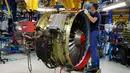 Seorang teknisi memeriksa beberapa komponen mesin jet pesawat yang sudah dirakit di pabrik Snecma di Reau, Paris. Gambar diambil tanggal 6 Januari 2016. (REUTERS/Philippe Wojazer)