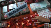 Barang bukti berupa bungkus salep merek 88 palsu diperlihatkan saat rilis kasus obat palsu di Mabes Polri, Jakarta, Jumat (6/11). Puluhan ribu obat palsu disita dari rumah yang dijadikan pabrik obat palsu di Bogor. (Liputan6.com/Gempur M Surya)