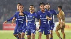 Pemain PSIM Yogyakarta meryakan gol kemenangan yang dicetak oleh Daniel Roken Tampubolon&nbsp;(tengah) pada laga final Pegadaian Liga 2 2024/2025 melawan Bhayangkara FC di Stadion Manahan, Solo, Jawa Tengah, Rabu (26/02/2025). (Bola.com/Abdul Aziz)