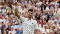 Petenis asal Serbia, Novak Djokovic sukses memetik kemenangan pada laga perdananya di turnamen tenis Wimbledon 2022 saat menghadapi petenis asal Korea Selatan, Kwon Soon-woo, Senin (27/06/2022) waktu setempat. (AFP/Adrian Dennis)