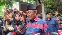 Mantan Ketua Mahkamah Konstitusi (MK) Jimly Asshiddiqie saat menyambangi rumah duka almarhum Rizal Ramli. (Merdeka.com/Rahmat Baihaqi)