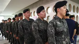 Sejumlah tentara Korsel mengantre untuk memberikan hak suaranya pada pemilihan presiden (Pilpres) di sebuah TPS di Seoul, Kamis (4/5). Mereka dapat memberikan suara di TPS di mana saja tidak terikat pada tempat tinggal mereka. (JUNG Yeon-Je/AFP)
