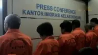 WNA ini terpaksa diamankan petugas imigrasi kelas II Kendari setelah tertangkap tangan melakukan survei pertambangan di Desa Morobo.