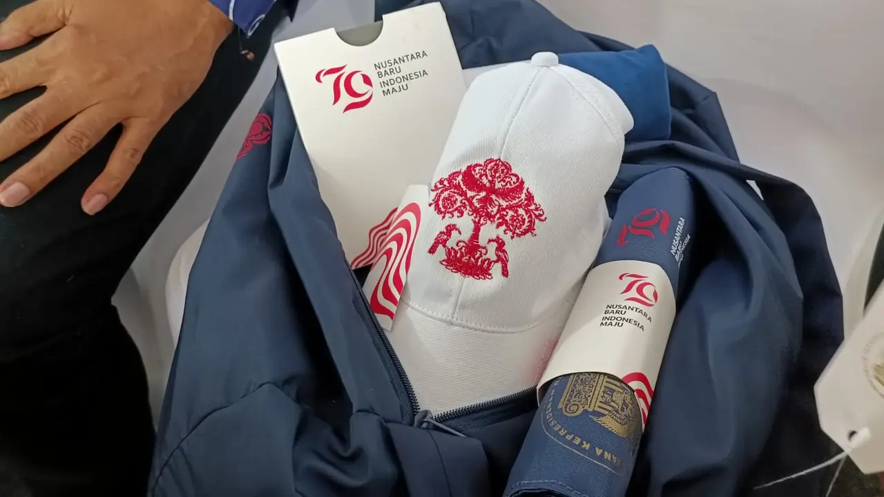 Berbeda dengan souvenir di Istana Merdeka, cinderamata IKN, berwarna dominan biru dan putih.