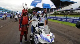 Pembalap Indonesia, Rey Ratukore berpose jelang berlaga di Yamaha ASEAN Cup Race (YACR) 2014 kelas ST250 di Sirkuit Sentul, Bogor (7/12/2014). (Liputan6.com/Helmi Fithriansyah)
