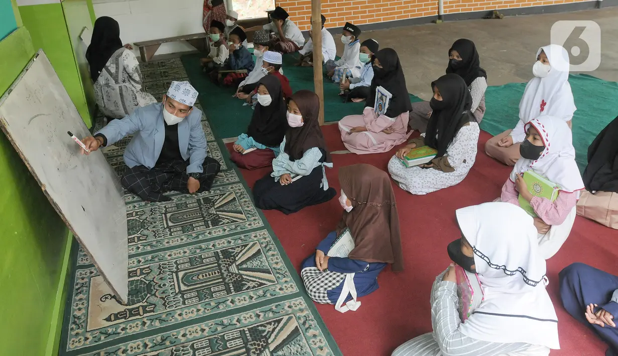 Santri belajar bercocok tanam di Pesantren Nurul Fattah, Kampung Cisauk, Kab. Tangerang, Banten, Senin (7/2/2022). Sekitar 50 santri dari kaum dhuafa dan yatim piatu belajar secara gratis pada pesantren non permanen yang berdiri di atas tanah wakaf. (merdeka.com/Arie Basuki)