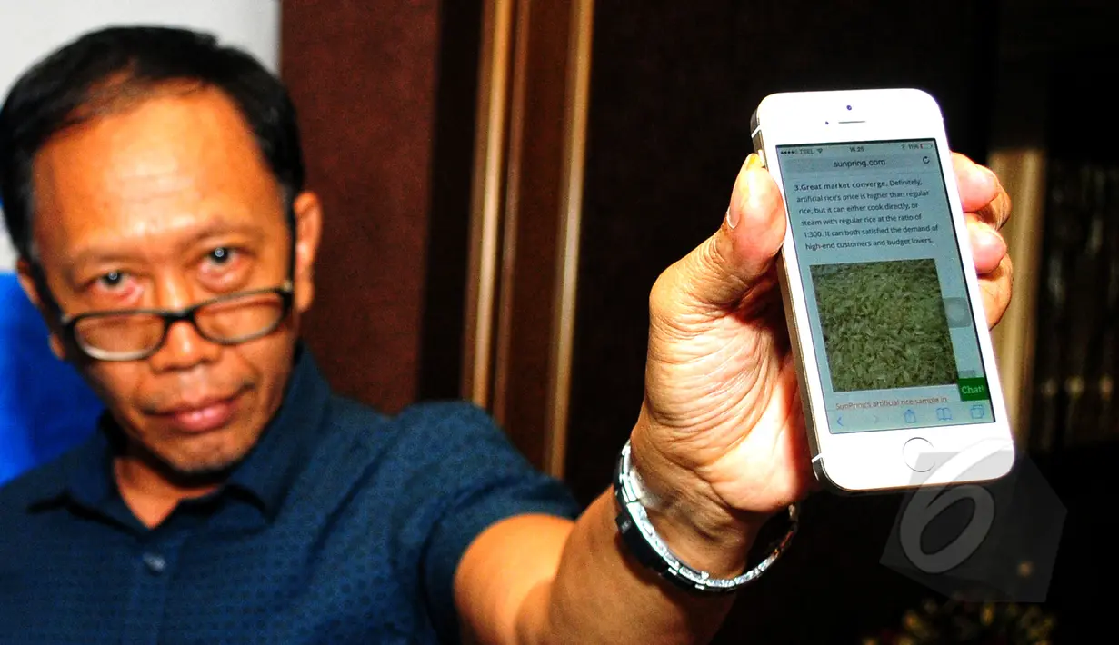 Asmuwahyu menunjukan contoh gambar 'artificial rice' yang berbahan baku utama tepung ubi, kentang, singkong dan beras bubuk terkait maraknya kasus beredarnya beras plastik, Jakarta, Jumat (21/5/2015). (Liputan6.com/Yoppy Renato)