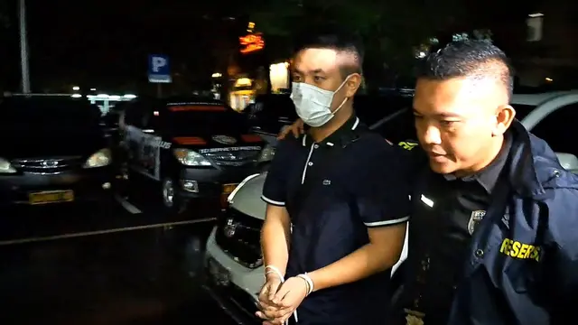 Tersangka kasus penipuan dan penggelapan sewa mobil artis Jessica Iskandar, Christopher Sfefanus Budianto (CSB) tiba di Polda Metro Jaya, Jakarta.