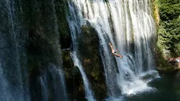 Pemandangan air terjun saat peserta melakukan lompatan dalam lomba melompat air terjun internasional ke-4 di Kota Jajce, Bosnia (5/8). (AP Photo/Amel Emric)