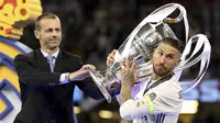 Presiden UEFA, Aleksander Ceferin, memeberikan piala Liga Champion kepada Kapten Real Madrid, Sergio Ramos di Stadion Millennium, Cardiff, (03/06/2017). (AP/Nick Potts)