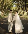 Dress lace tersebut dipadukan dengan veil bertumpuk putih yang memaksimalkan tampilannya. Sedangkan sang calon suami mengenakan kemeja lengan panjang beige dipadukan celana panjang warna senada. [@bebytsabina]