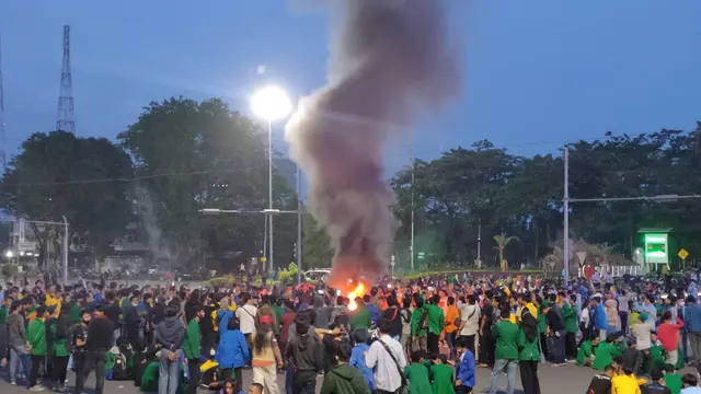 Demo Ricuh, Mahasiswa dan Buruh Tutup Jalan di Palembang