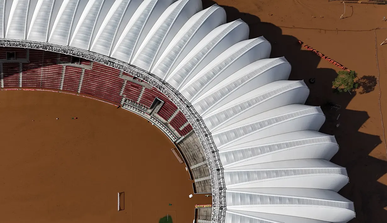 Stadion Internacional dan Gremio di ibu kota negara bagian Porto Alegre terendam air dan rusak parah akibat air. (ANSELMO CUNHA / AFP)