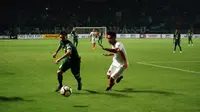 Robertino Pugliara saat laga Persebaya vs Perseru di Stadion GBT, Surabaya, Minggu (25/3/2018). (Bola.com/Aditya Wany)