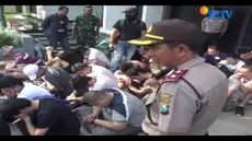 Polisi akan meminta bantuan pihak Imigrasi untuk menyelidiki bagaimana cara mereka masuk ke Indonesia.