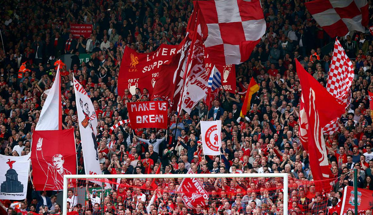 Ribuan Liverpudlian memenuhi stadion Anfield untuk menyaksikan laga penting Liverpool melawan Chelsea dalam laga lanjutan Liga Primer Inggris, Minggu (27/4/2014). (REUTERS/Darren Staples)