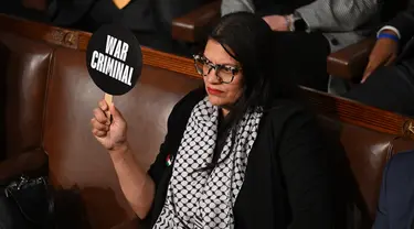 Anggota fraksi Demokrat, Rashida Tlaib dari Michigan melakukan protes selama pidato Perdana Menteri Israel Benjamin Netanyahu pada pertemuan gabungan Kongres di US Capitol, Rabu (24/7/2024). (SAUL LOEB / AFP)