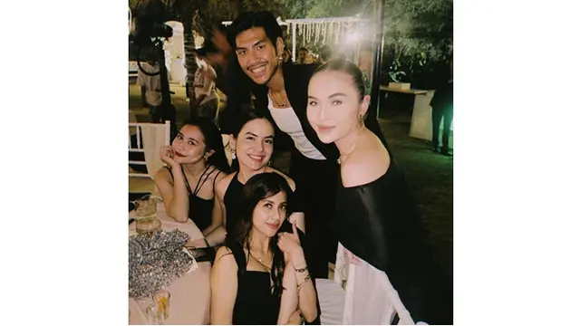 6 Potret Steffi Zamora Hadiri Resepsi Nikah Salshabilla Adriani di Bali, Menawan