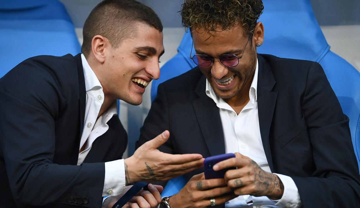 Marco Verratti (kiri) tertawa bersama Neymar saat menyaksikan laga final PSG melawan pada final Piala Prancis 2018 di Stade de France, Saint-Denis (8/5/2018). PSG menang setelah kalahkan Les Herbiers 2-0. (AFP/Frank Fife)