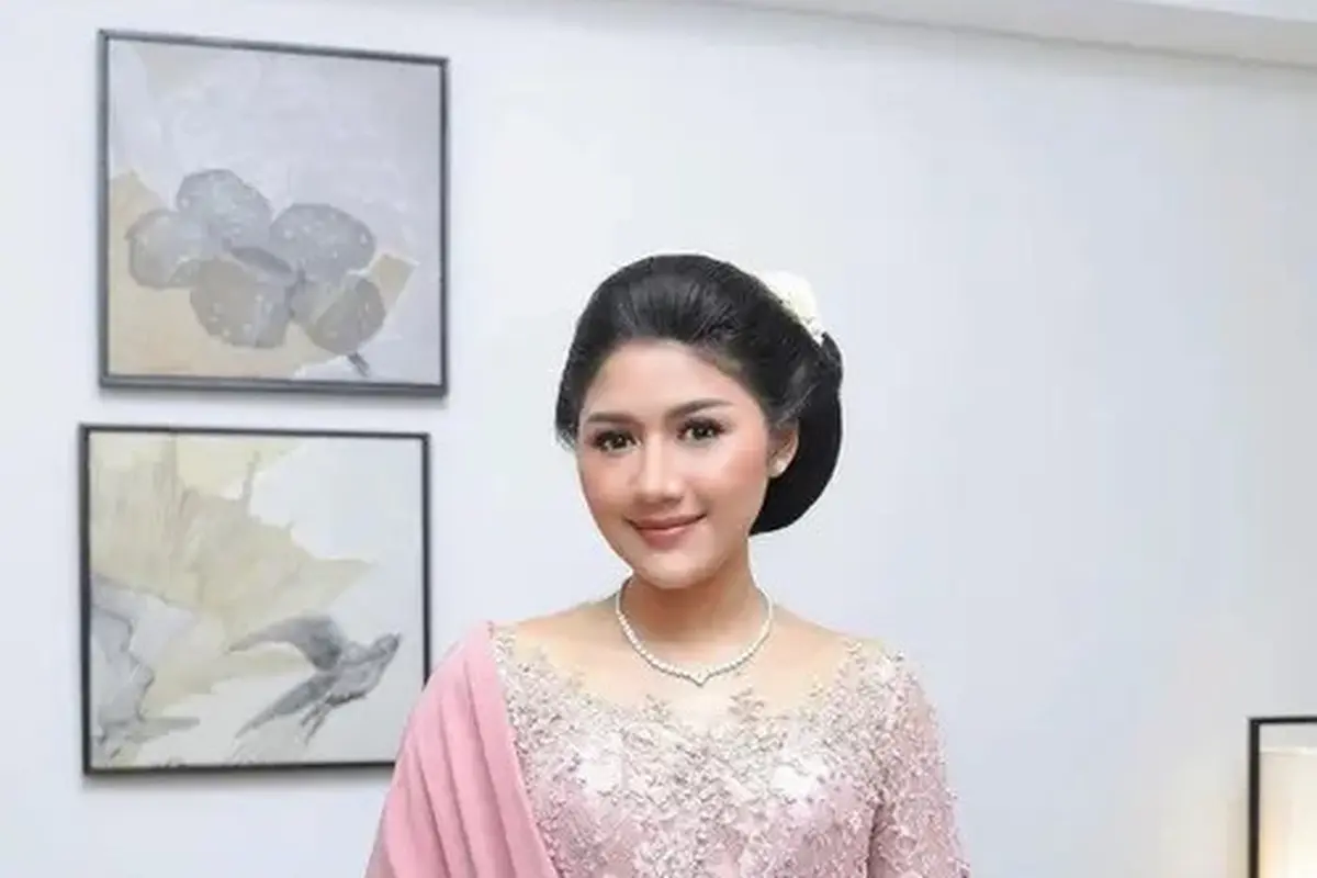 Adu Gaya Penampilan Keluarga Jokowi Berkebaya Pink