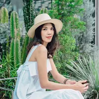 ilustrasi perempuan cantik baju putih/NavinTar/Shutterstock