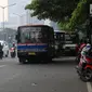 Bus Kopaja dan Metromini melintas di Jalan Jenderal Sudirman, Jakarta, Rabu (4/7). Wagub DKI Jakarta Sandiaga Uno melarang angkutan umum seperti Kopaja dan Metromini melintasi jalan protokol selama Asian Games 2018. (Liputan6.com/Arya Manggala)