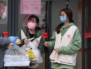 Alaaddin Colak (kiri) membawakan makanan gratis buatan restorannya untuk pekerja medis di Fuzhou, China, 9 Februari 2020. Warga Turki yang telah tinggal di Fuzhou selama lebih dari 25 tahun itu mengelola sebuah restoran khas Turki yang populer di kalangan penduduk setempat. (Xinhua/Jiang Kehong)