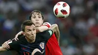 Striker Kroasia, Mario Mandzukic, berebut bola dengan bek Rusia, Mario Fernandes, pada laga perempat final Piala Dunia di Stadion Fisht, Sochi, Sabtu (7/7/2018). Kroasia menang 2-2 (4-3) atas Rusia. (AP/Rebecca Blackwell)