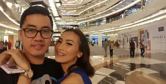 Pemeran Memed dalam film Ada Apa Dengan Cinta, Dennis Adhiswara membagikan kabar bahagia. Ia mengabarkan telah menikah lagi dengan Fauzia Vina Soraya alias Vina. Kabar bahagia itu dibagikan Dennis melalui media sosial. (Instagram/ vinachan00)