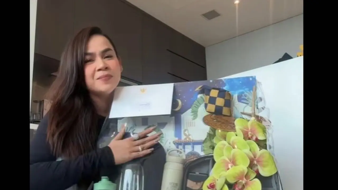 Melaney Ricardo Unboxing Hampers Lebaran dari Presiden Prabowo,  foto: TikTok @melaney_ricardo