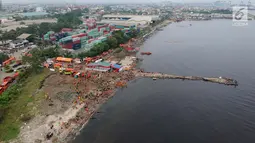 Foto aerial suasana gerebek sampah di Pesisir Teluk Jakarta, Cilincing, Jakarta Utara, Minggu (15/4). Selain rangkaian HPSN 2018, kegiatan ini juga untuk menggugah kepedulian masyarakat terhadap kebersihan lingkungan. (Liputan6.com/Arya Manggala)