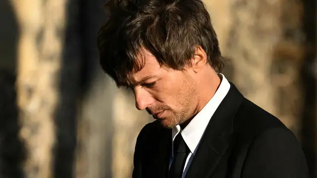 Louis Tomlinson dalam pemakaman Liam Payne. (JUSTIN TALLIS / AFP)