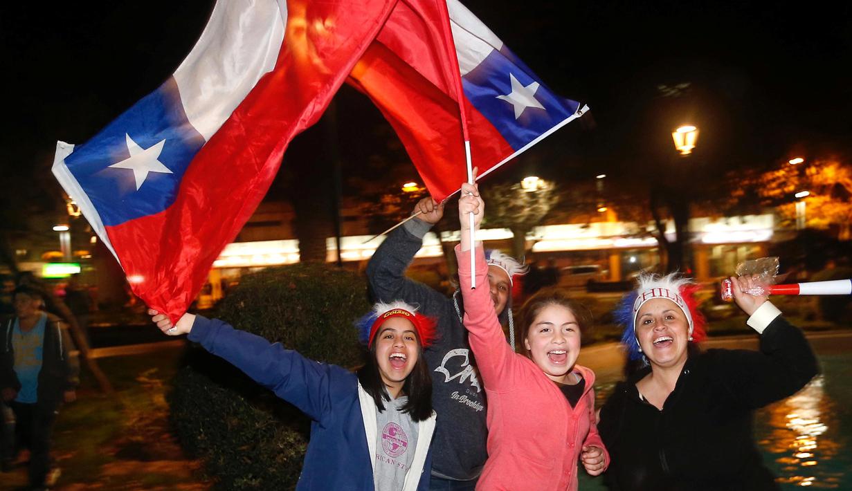 Fans cantik Cile merayakan kemenangan timnya atas Argentina  pada laga Final Copa America Centenario 2016 di Vina del Mar, Cile (27/6/2016). (REUTERS/Rodrigo Garrido)