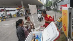Kegiatan tersebut lantaran pasokan bahan bakar minyak di SPBU tersebut kosong sehingga aktivitas pengisian kendaraan bermotor tidak bisa dilakukan. (merdeka.com/Arie Basuki)