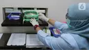 Tenaga farmasi bersiap meracik obat di RSIA Tambak, Jakarta, Jumat (21/10/2022). Ikatan Dokter Anak Indonesia (IDAI) mengimbau agar dokter atau tenaga kesehatan di fasilitas kesehatan mulai memberikan obat puyer pada pasien menyusul pemerintah yang menyetop penjualan atau pemberian resep obat sirup. (Liputan6.com/Herman Zakharia)