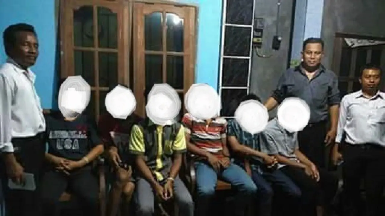 5 Remaja Tertangkap Kamera Praktikkan Gerakan Salat Tak Pantas