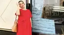 Saat hamil pun Ussy tetap terlihat fashionable dengan dress selutut warna merah. Gaya santainya ini dilengkapi dengan sandal dan sling bag. (Dok. Instagram @ussypratama)