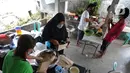 Warga menyiapkan nasi bungkus gratis di Kompleks Sinar Pamulang Permai, Pamulang Barat, Tangsel, Senin (13/4/2020). Setiap siang dan malam hari disedikan sekitar 100 bungkus nasi secara gratis oleh  sekelompok warga dan pemuda Kompleks Sinar Pamulang Permai. (merdeka.com/Arie Basuki)