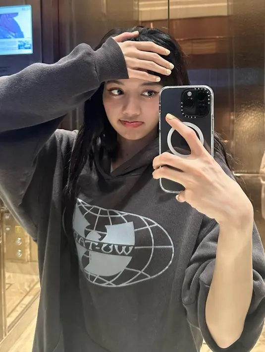 Nah, kalau ini penampilan kasual Lisa usai manggung dengan oversized hoodie. [Foto: IG/lalalalisa_m].